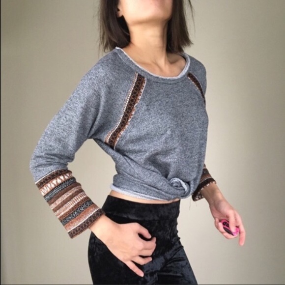 Late sweater top with distressed and trim pattern - Picture 5 of 5